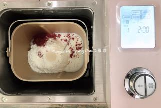 除了猪油之外，所有的材料混合均匀，放进面包机揉成光滑的面团。馒头要想蒸出来有光滑的表面，口感好，面团一定要揉到位