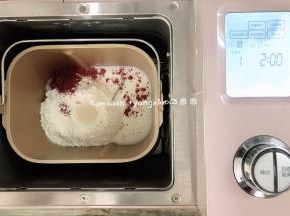 除了猪油之外，所有的材料混合均匀，放进面包机揉成光滑的面团。馒头要想蒸出来有光滑的表面，口感好，面团一定要揉到位