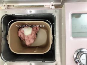 揉到面粉成团之后把10g的猪油放入面团中继续揉至面团光滑，我这里揉了20分钟