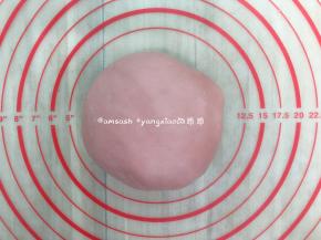 揉好的面团用保鲜袋盖住，松弛20分钟，一定要松弛到位，才可以进行下一步的操作