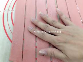 将面团擀成1mm的薄面，保证两块面团长宽差不多一致，厚薄均匀，然后在面皮上抹上一层薄薄的油