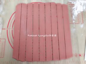 用刮板切成5厘米宽，尽量大小要一致