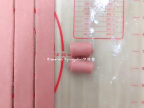 拿一条面皮从两头往中间卷，抹油的一面要朝面面的，卷的两头也要一致，不要一头卷多一头卷少哦