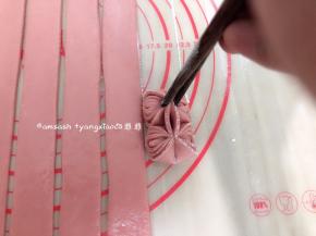 然后依然用筷子，在花纹的两头用筷子把它夹住