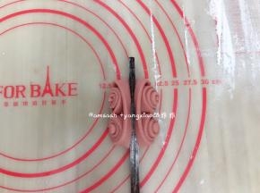 用筷子从中间往下压，压出花纹来