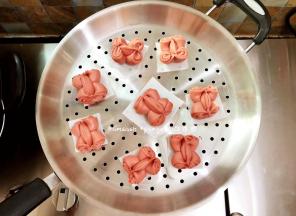 蒸锅此时可以加入水开小火微微加热，让整个锅体以及内部温热湿润，同时把做好的馒头底部垫油纸放在蒸上，放的时候要留出空间来，以免发酵的时候包子都挤在一起了，蒸锅关火，盖上锅盖发酵，发酵好的休积明显变大，拿起来轻飘飘的，就是发酵好了