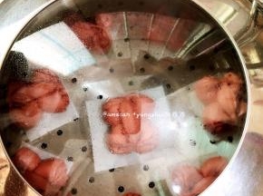 直接开中火蒸12分钟，蒸好后不要马上开盖子，焖3分钟后将盖子打开一条缝，慢慢放气，待蒸汽放得差不多了才完全开盖。以防蒸好后的馒头遇到冷空气造成回缩问题