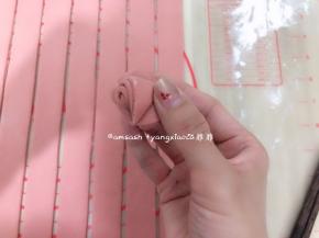 两头都夹好，拿起来再翻面，把两头捏住即可，依次把所有的都做好