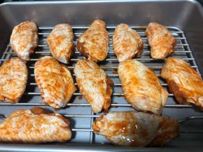 7.鸡翅摆入烤盘的烤架上