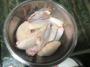 2.在用盐搓洗几遍，这样的鸡翅就会洗的非常干净了