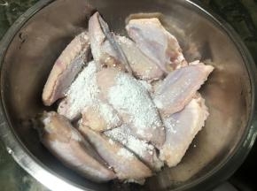 1.鸡翅放入盆里，放上红署淀粉揉搓几下，然后用水冲水干净