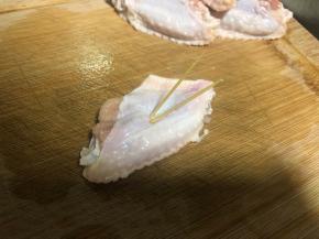 3.为了不影响美观，又能入味，我们可以用牙签在鸡翅上扎几个洞