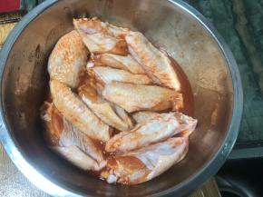 5.把每个鸡翅都沾上腌料裹均匀