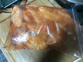 6.放入保鲜袋，顺便把剩下的腌料水也一起倒进去，放入冰箱冷藏一个晚上，中间有时间就可以拿出来揉搓几下