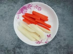 胡萝卜土豆洗干净，去皮切成条