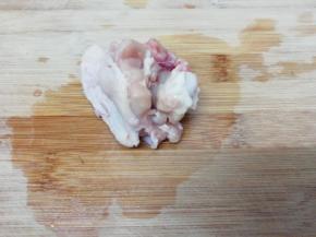 鸡趐根洗干净，浸泡一会，然后在顶部用刀划开