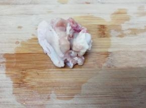 鸡趐根洗干净，浸泡一会，然后在顶部用刀划开