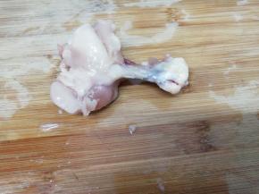 在划开的部位，从上往下将骨头剔除