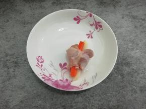 然后把土豆胡萝卜条放入鸡翅根中