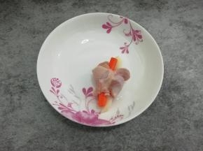 然后把土豆胡萝卜条放入鸡翅根中