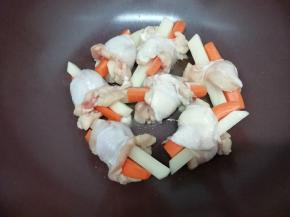 锅里加入少许的油，烧到七成热时，把做好的鸡翅根胡萝卜土豆放入锅中