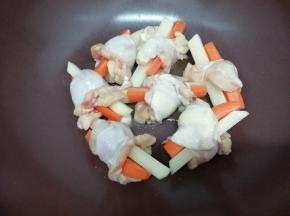 锅里加入少许的油，烧到七成热时，把做好的鸡翅根胡萝卜土豆放入锅中