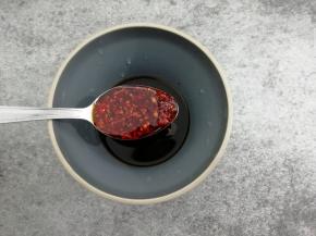 最后放入蚝油和辣椒油搅拌均匀备用