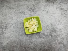 葱姜蒜切成粒