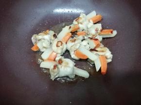 然后再把鸡翅根翻到另一面煎三分钟左右