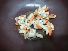 然后再把鸡翅根翻到另一面煎三分钟左右