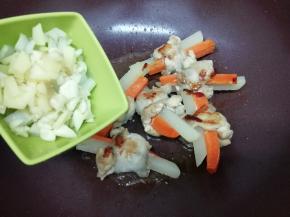 再倒入葱姜蒜，炒出蒜香味