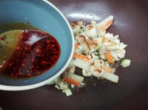 再把调好的料汁倒入翻炒均匀，最后加入一小碗水，大火烧开，转中火煮到汤汁收干为止