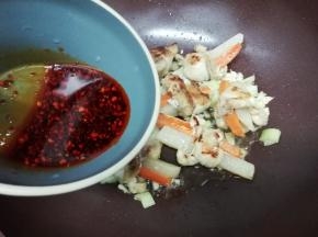 再把调好的料汁倒入翻炒均匀，最后加入一小碗水，大火烧开，转中火煮到汤汁收干为止