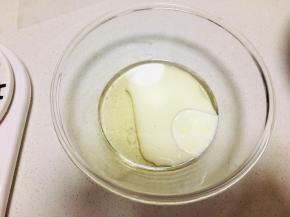 将玉米油，牛奶放入容器中充分搅打乳化