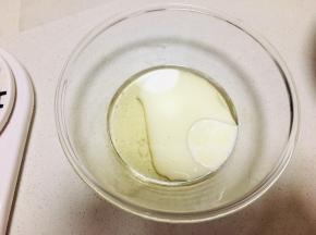 将玉米油，牛奶放入容器中充分搅打乳化