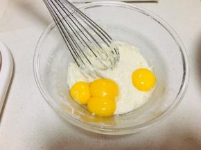 将蛋黄加入到面糊中，搅拌均匀