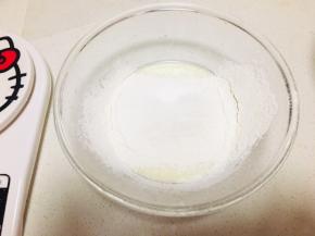待两者充分融合，略显粘稠筛入低粉，Z字搅拌均匀
