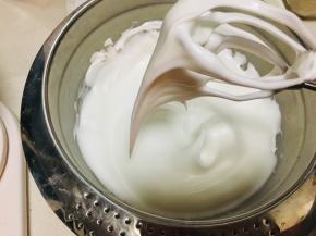 蛋白放入无油无水的容器中，加入几滴柠檬汁，分次3次加糖，将蛋白打发至大弯勾