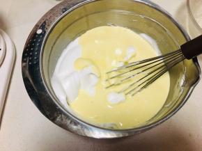再将蛋黄糊全部倒回到蛋白中，同样翻拌或捞拌混合均匀
