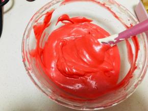 将混合好的蛋糊分出150克左右加入红丝绒精华，翻拌均匀