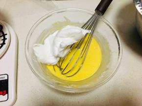 取三分之一蛋白加入到蛋黄糊中，翻拌或者用蛋抽捞拌，将其混合均匀