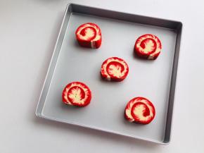 出炉后无需倒扣，撕掉油纸，待它温热时卷起来，因为没有涂奶油，稍微定型就可以