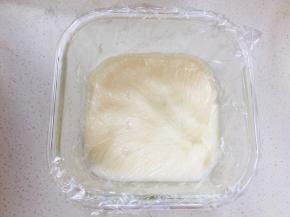 汤种：将水与高粉放如奶锅中，搅拌均匀后加热。直到加热至表面有明显纹路，离火。表面贴合覆盖保鲜膜，放入冰箱冷藏一小时以上