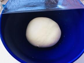 2、将主面团除黄油外的其他材料放入搅拌桶中，揉出粗膜后加热黄油揉至扩展，将面团放入到发酵盆中，轻轻压扁些，让发酵时的面团的温度尽可能的一致，表面覆盖保鲜膜进行基础发酵