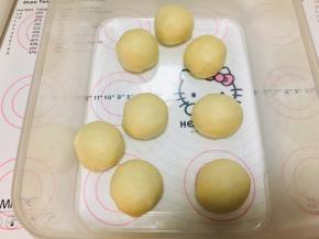 发酵好后，将面团分割成6个小面团，滚圆后松弛15分钟