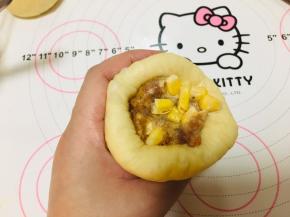 6、松弛好的面团，擀圆，将馅料包裹进去，捏紧封口