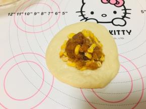 5、将馅料分成6个小团，馅料的多与少可以根据自己口味酌情增减