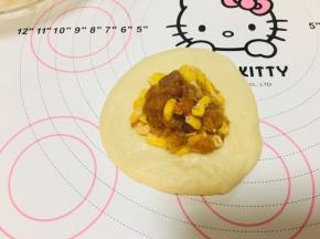 5、将馅料分成6个小团，馅料的多与少可以根据自己口味酌情增减