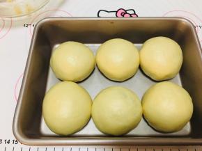 7、将包好馅料的面包进行二发，温度32度，湿润75%左右