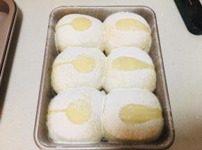 8、发酵好后，用勺子，叉子放在上面撒层粉就可以烘烤了